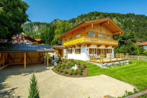 Chalet unter weiß-blauem Himmel